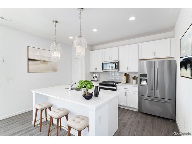 126 S Vandriver Way, Aurora, CO 80018