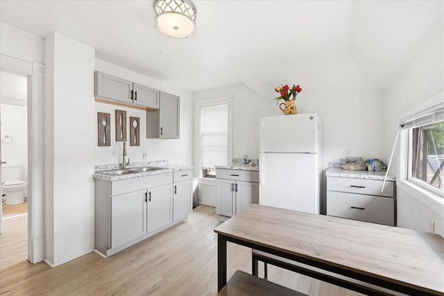 1010 N DIVISION STREET, Appleton, WI 54911