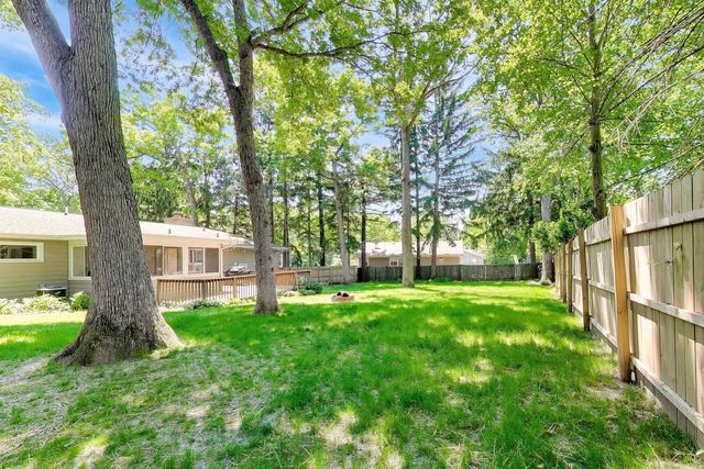 1030 Jenkins DRIVE, Fontana, WI 53125