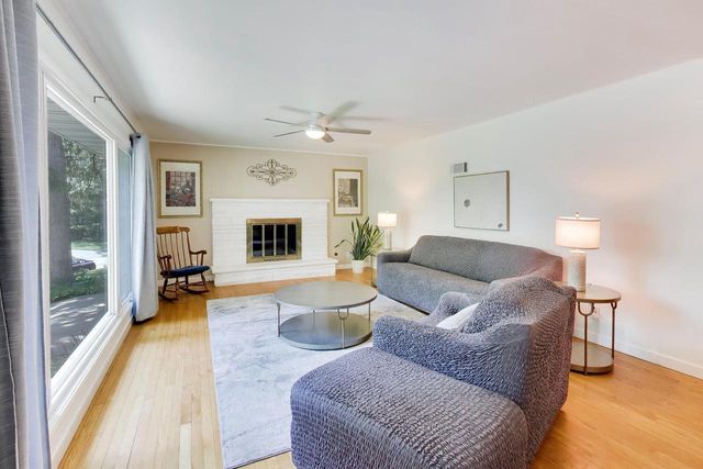1030 Jenkins DRIVE, Fontana, WI 53125