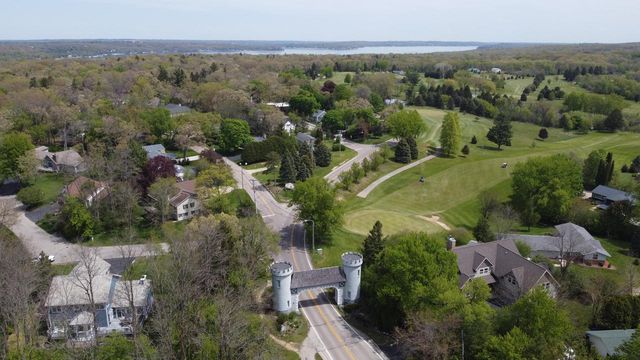 1030 Jenkins DRIVE, Fontana, WI 53125