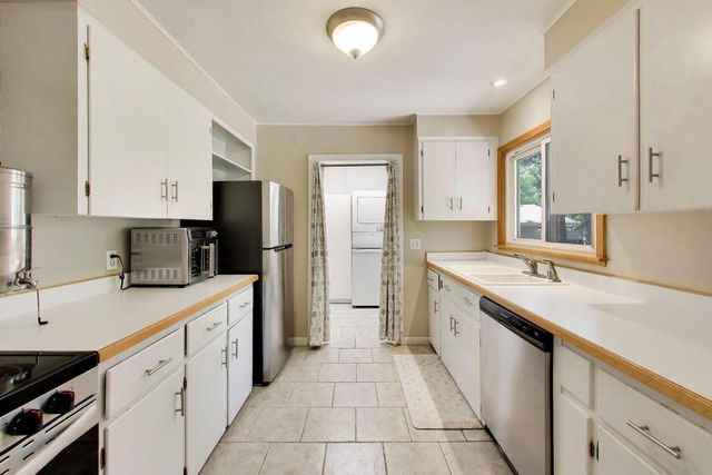 1030 Jenkins DRIVE, Fontana, WI 53125