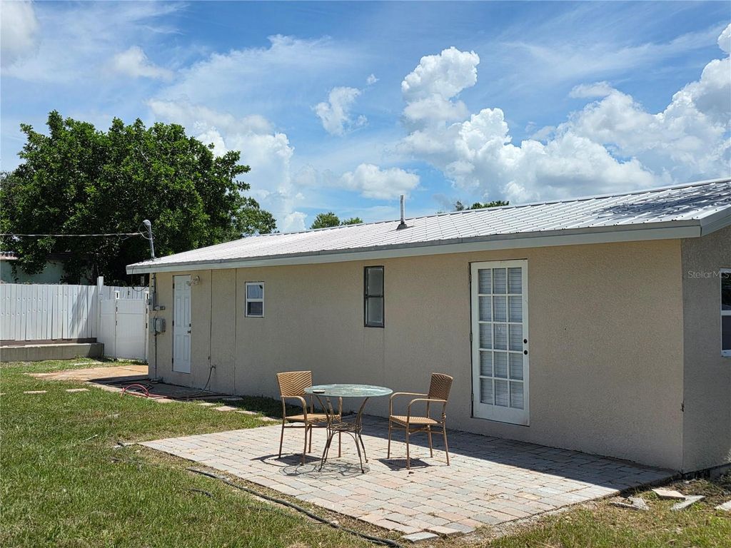Image 4 of property listing at 503 OLIVE AVENUE, Nokomis, FL 34275