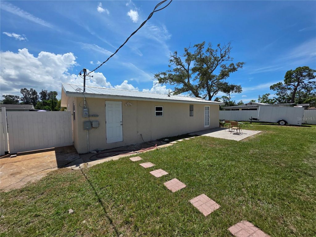 Image 5 of property listing at 503 OLIVE AVENUE, Nokomis, FL 34275