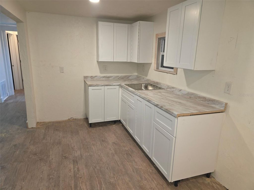 Image 6 of property listing at 503 OLIVE AVENUE, Nokomis, FL 34275