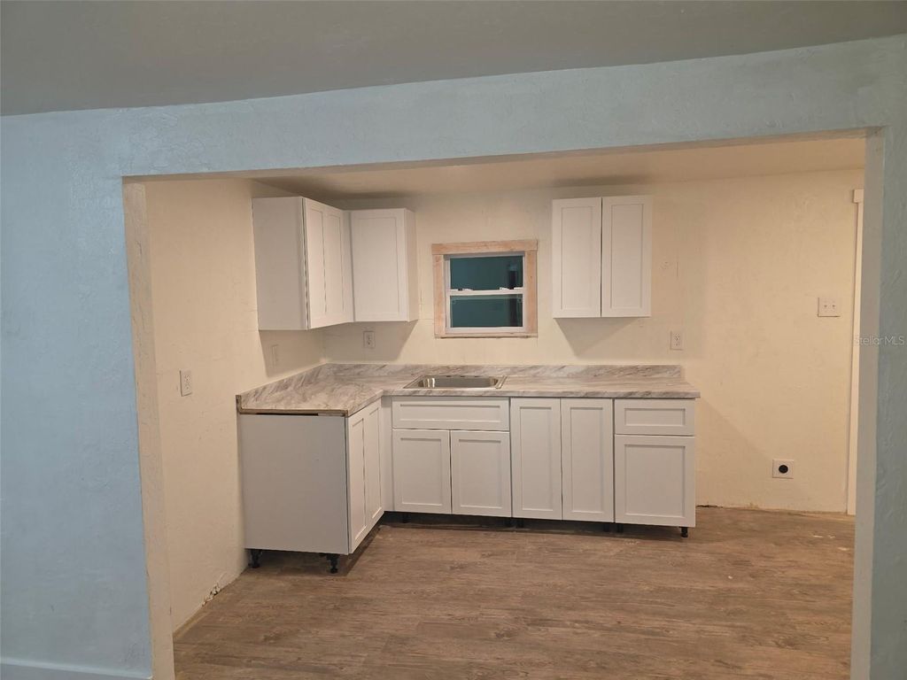 Image 7 of property listing at 503 OLIVE AVENUE, Nokomis, FL 34275