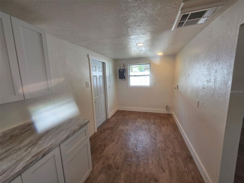 Image 8 of property listing at 503 OLIVE AVENUE, Nokomis, FL 34275