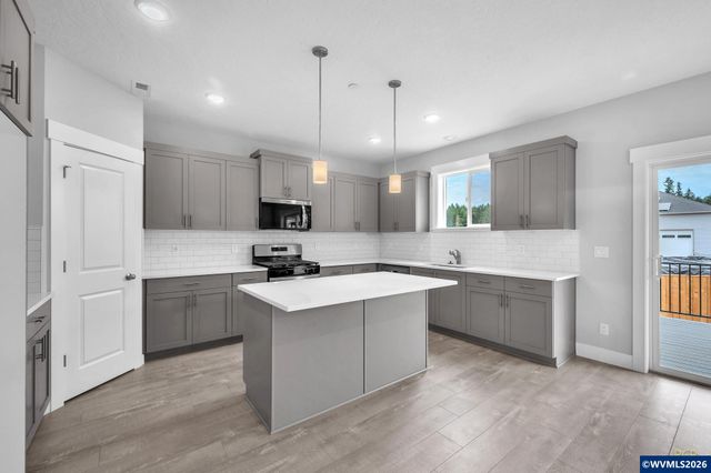 777 Riley Dr Dr, Silverton, OR 97381