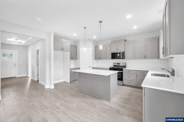 777 Riley Dr Dr, Silverton, OR 97381