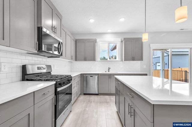 777 Riley Dr Dr, Silverton, OR 97381