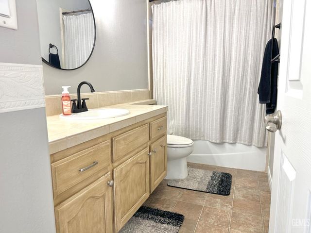 18 Claudia Autumn Drive, Bakersfield, CA 93314