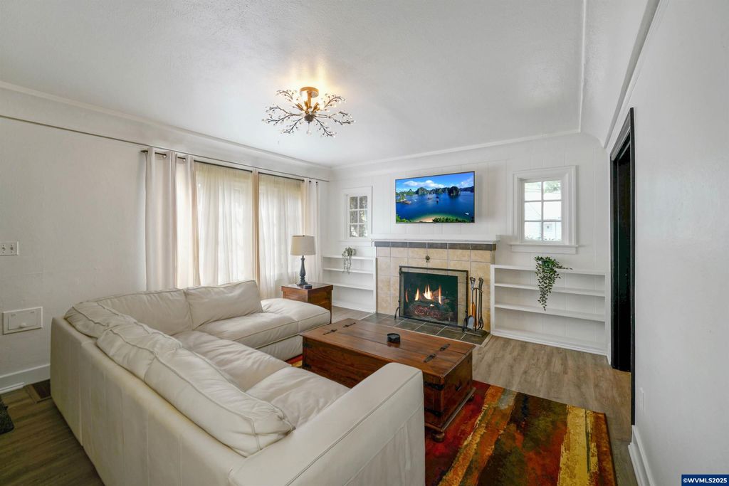 Image 10 of property listing at 1515 19th St NE, Salem, OR 97301