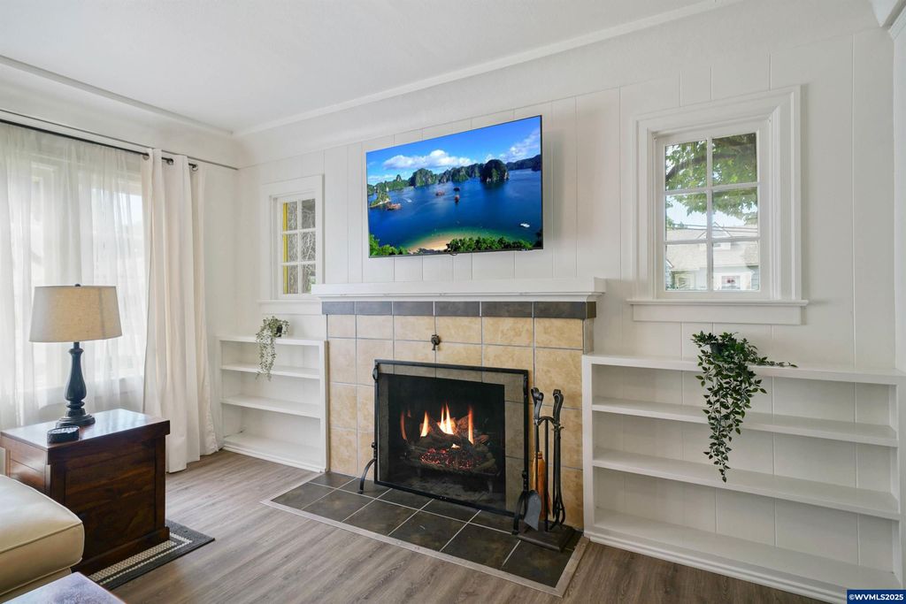 Image 11 of property listing at 1515 19th St NE, Salem, OR 97301