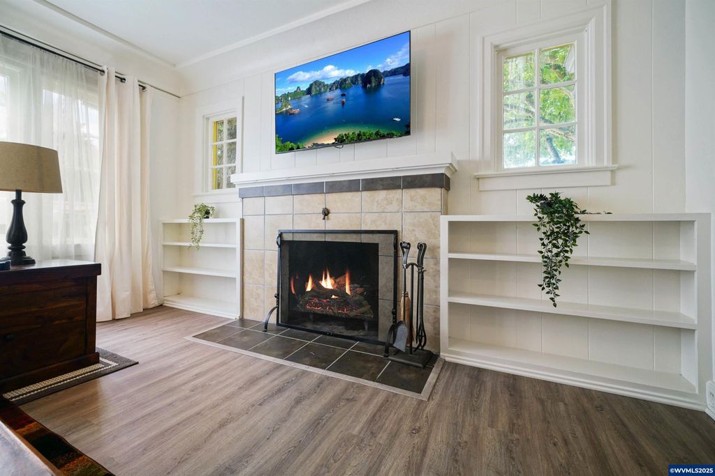 Image 12 of property listing at 1515 19th St NE, Salem, OR 97301