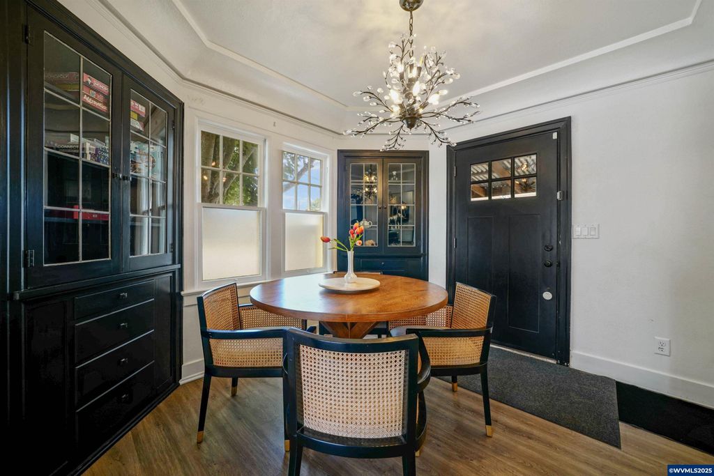 Image 14 of property listing at 1515 19th St NE, Salem, OR 97301