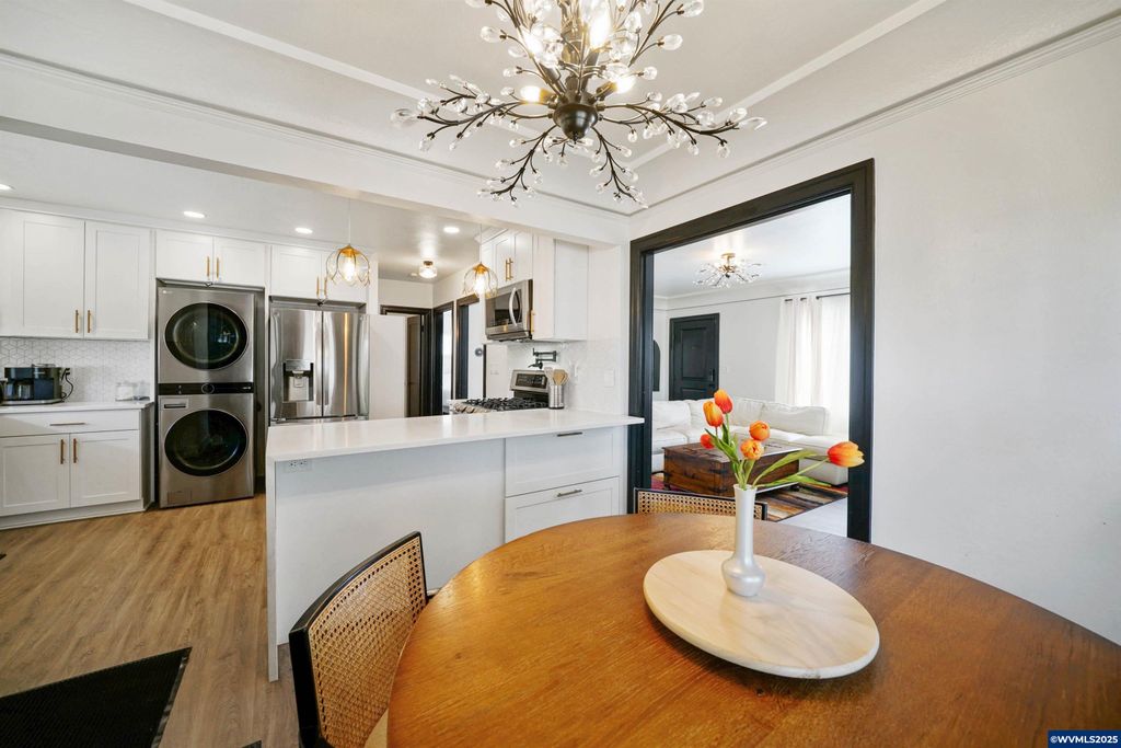 Image 17 of property listing at 1515 19th St NE, Salem, OR 97301