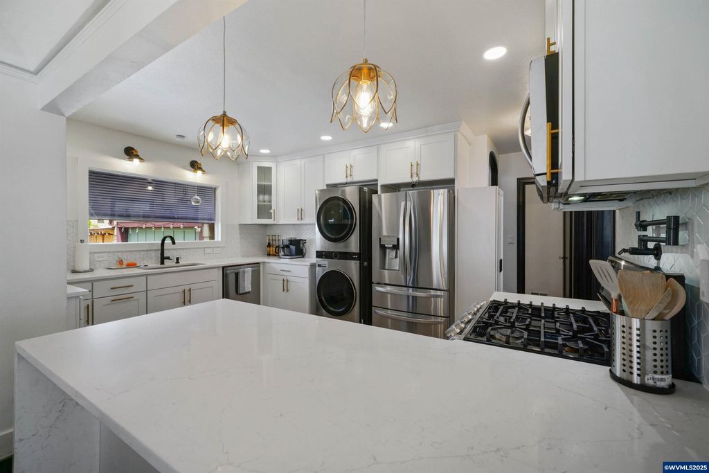 Image 18 of property listing at 1515 19th St NE, Salem, OR 97301