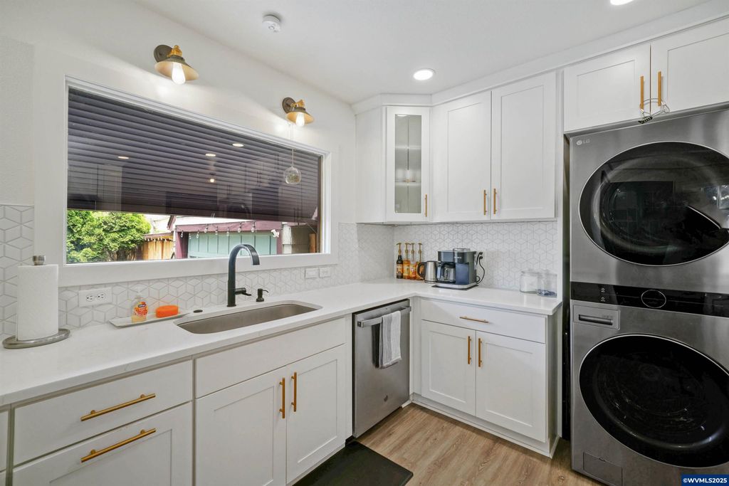 Image 19 of property listing at 1515 19th St NE, Salem, OR 97301