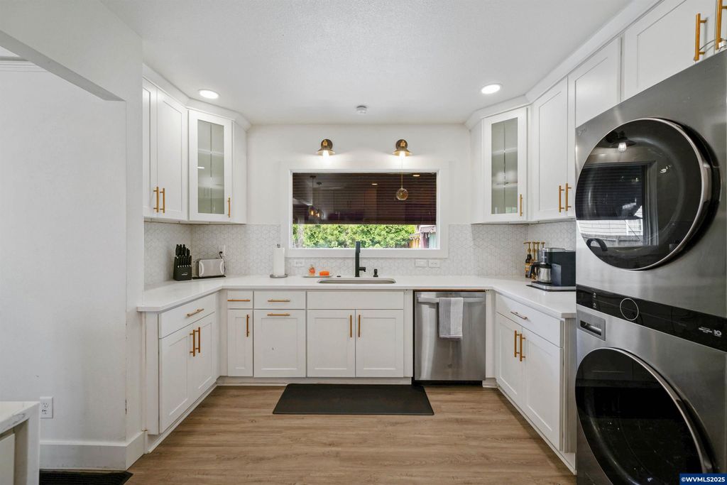 Image 20 of property listing at 1515 19th St NE, Salem, OR 97301