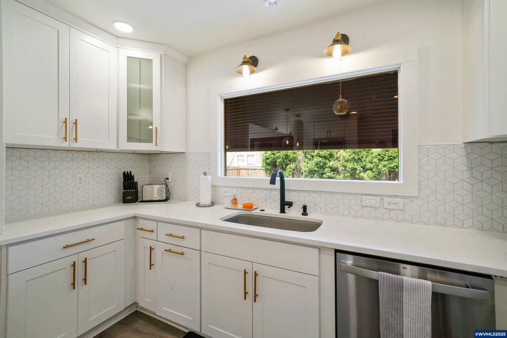 Image 21 of property listing at 1515 19th St NE, Salem, OR 97301