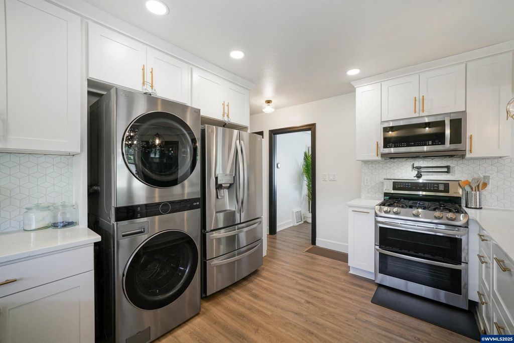 Image 22 of property listing at 1515 19th St NE, Salem, OR 97301