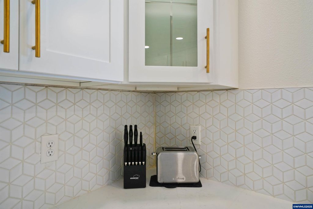 Image 26 of property listing at 1515 19th St NE, Salem, OR 97301