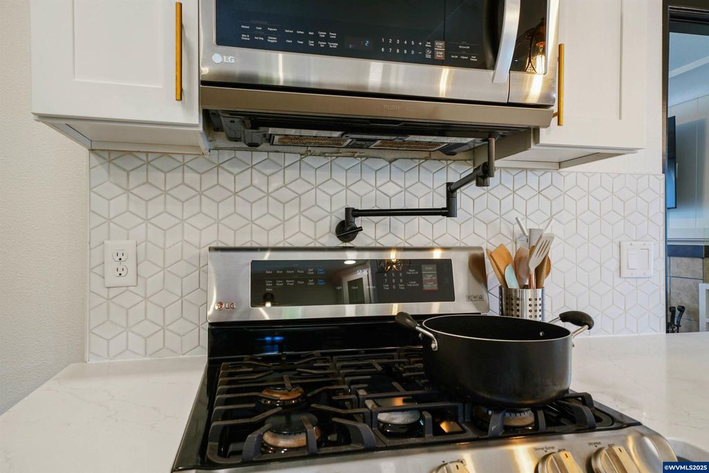 Image 27 of property listing at 1515 19th St NE, Salem, OR 97301