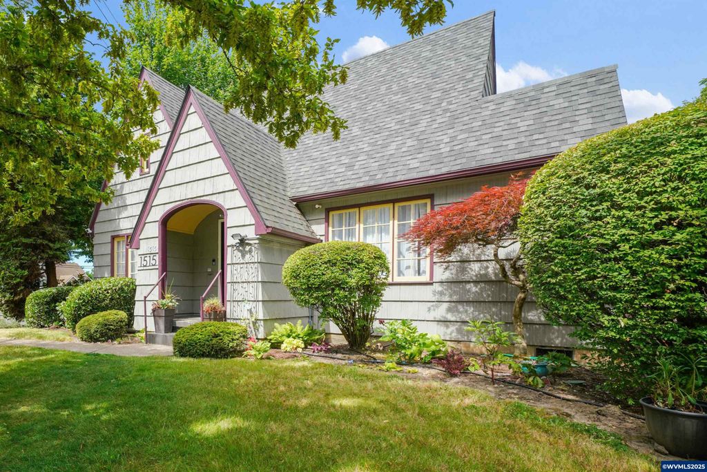 Image 3 of property listing at 1515 19th St NE, Salem, OR 97301