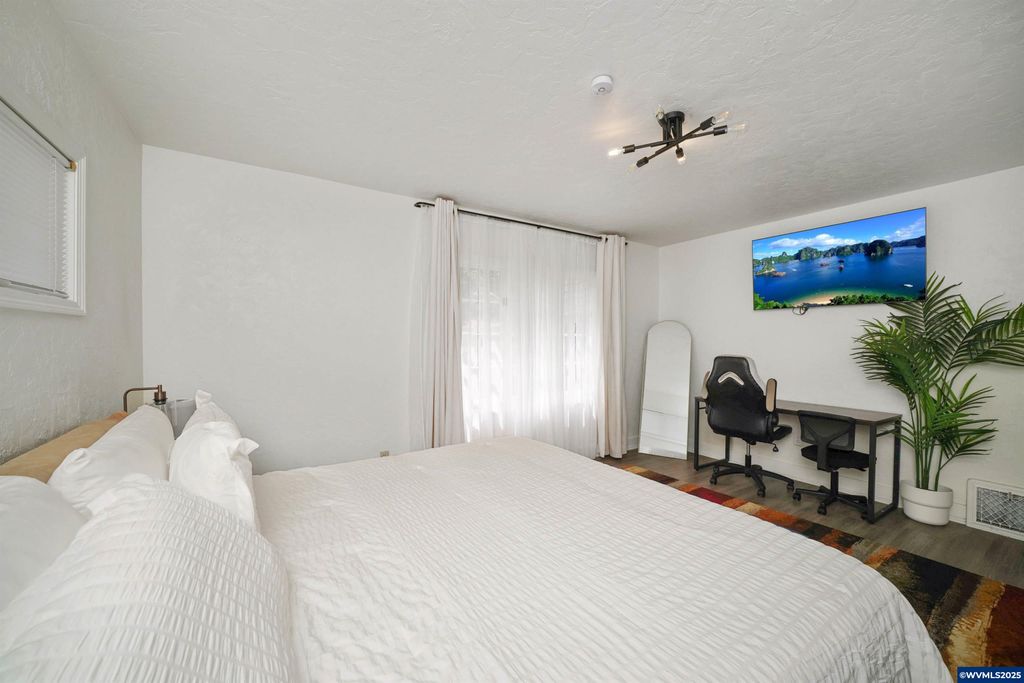 Image 30 of property listing at 1515 19th St NE, Salem, OR 97301