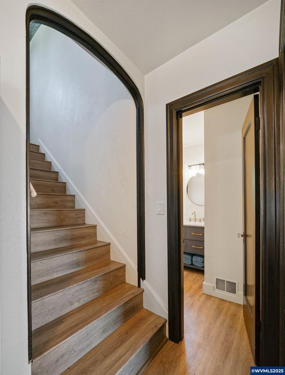 Image 31 of property listing at 1515 19th St NE, Salem, OR 97301