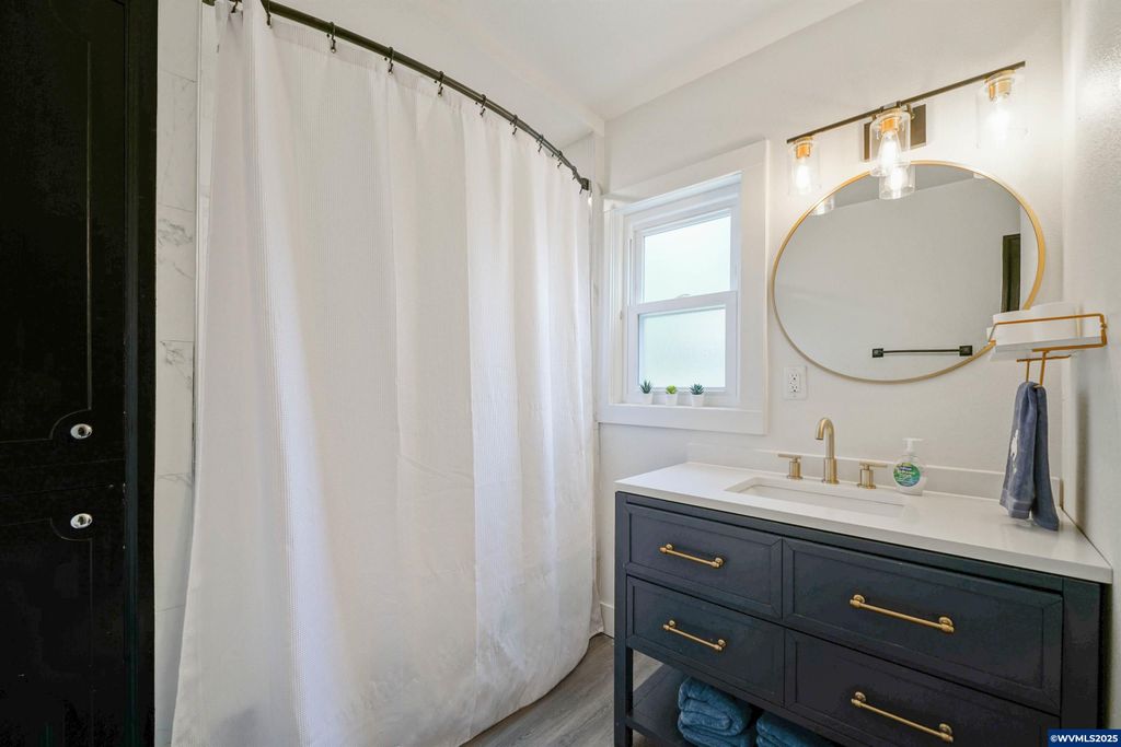 Image 32 of property listing at 1515 19th St NE, Salem, OR 97301