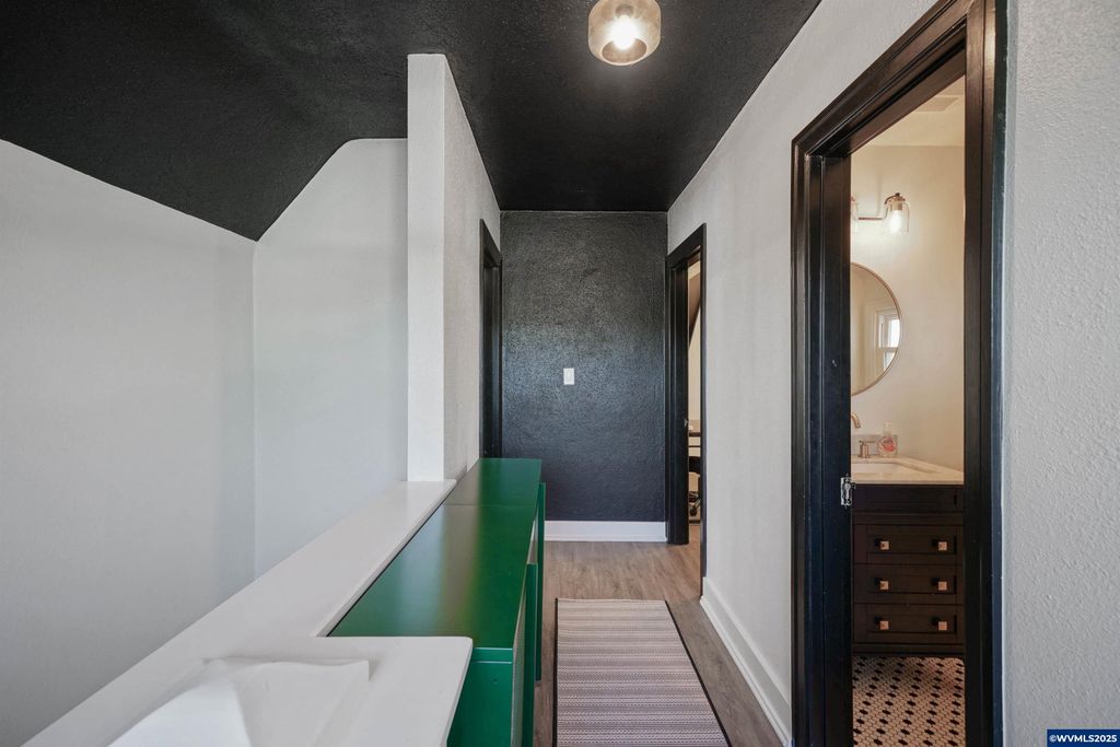 Image 34 of property listing at 1515 19th St NE, Salem, OR 97301