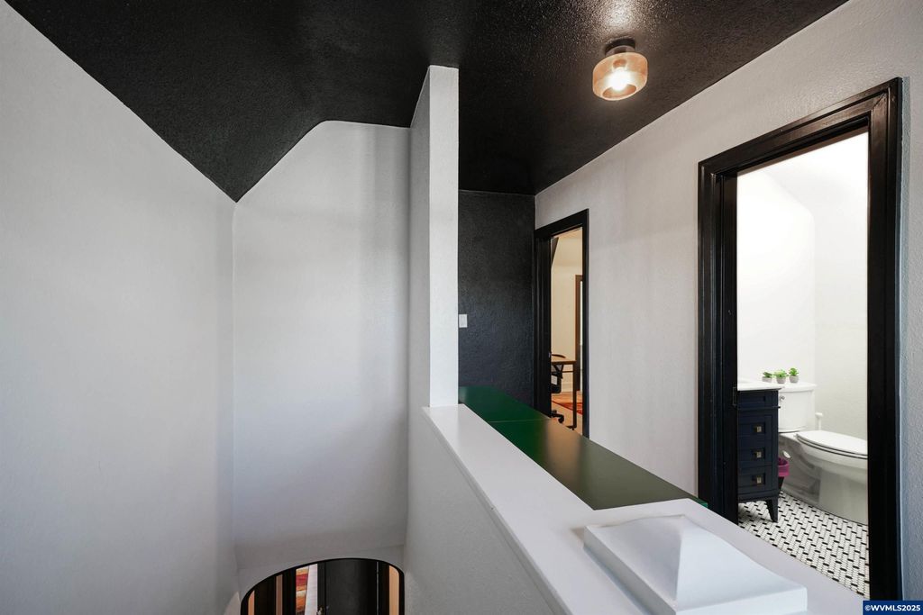 Image 35 of property listing at 1515 19th St NE, Salem, OR 97301