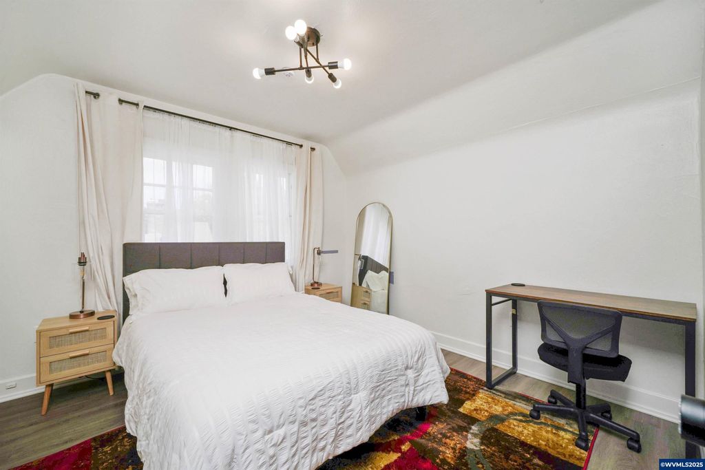 Image 36 of property listing at 1515 19th St NE, Salem, OR 97301