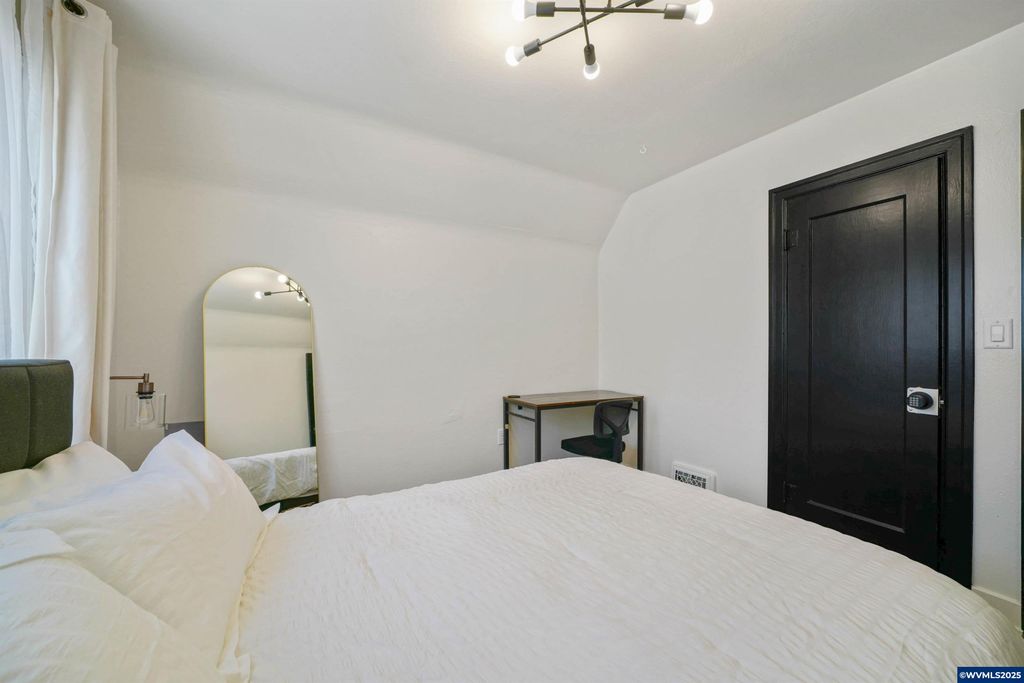 Image 37 of property listing at 1515 19th St NE, Salem, OR 97301