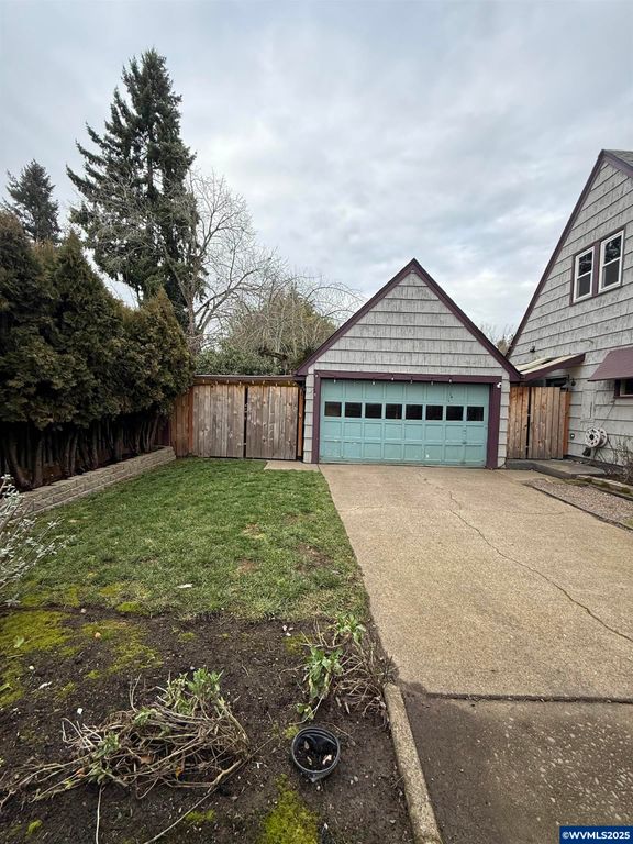 Image 39 of property listing at 1515 19th St NE, Salem, OR 97301