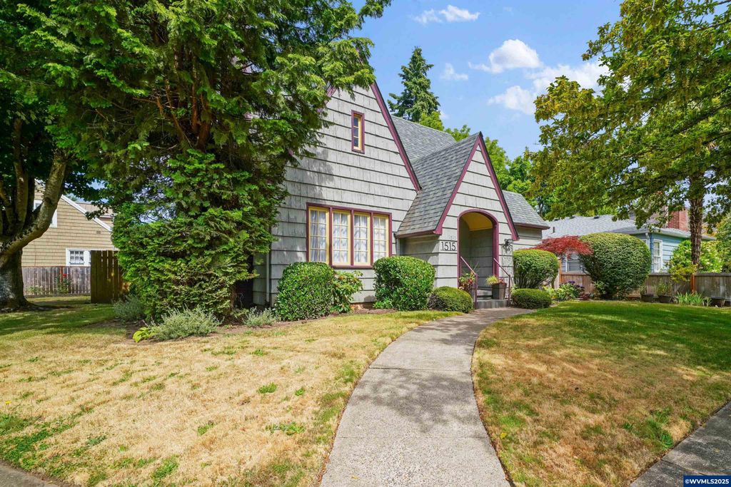 Image 4 of property listing at 1515 19th St NE, Salem, OR 97301