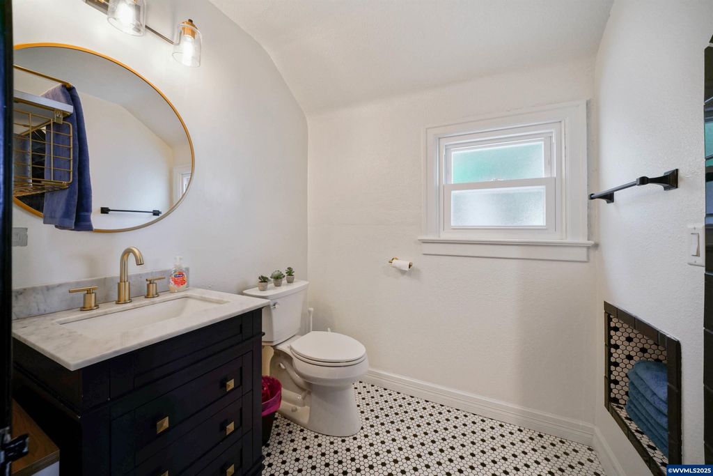 Image 42 of property listing at 1515 19th St NE, Salem, OR 97301