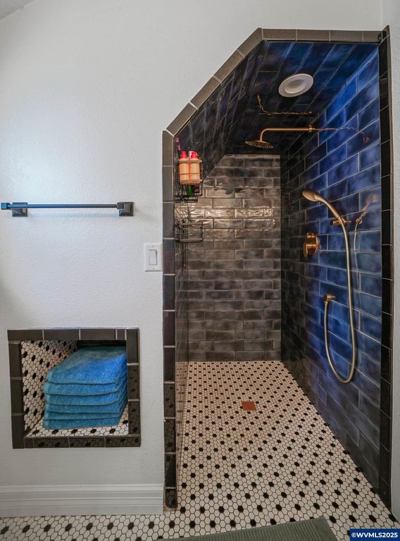 Image 43 of property listing at 1515 19th St NE, Salem, OR 97301