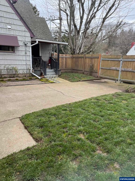 Image 48 of property listing at 1515 19th St NE, Salem, OR 97301