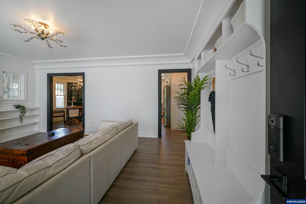 Image 5 of property listing at 1515 19th St NE, Salem, OR 97301