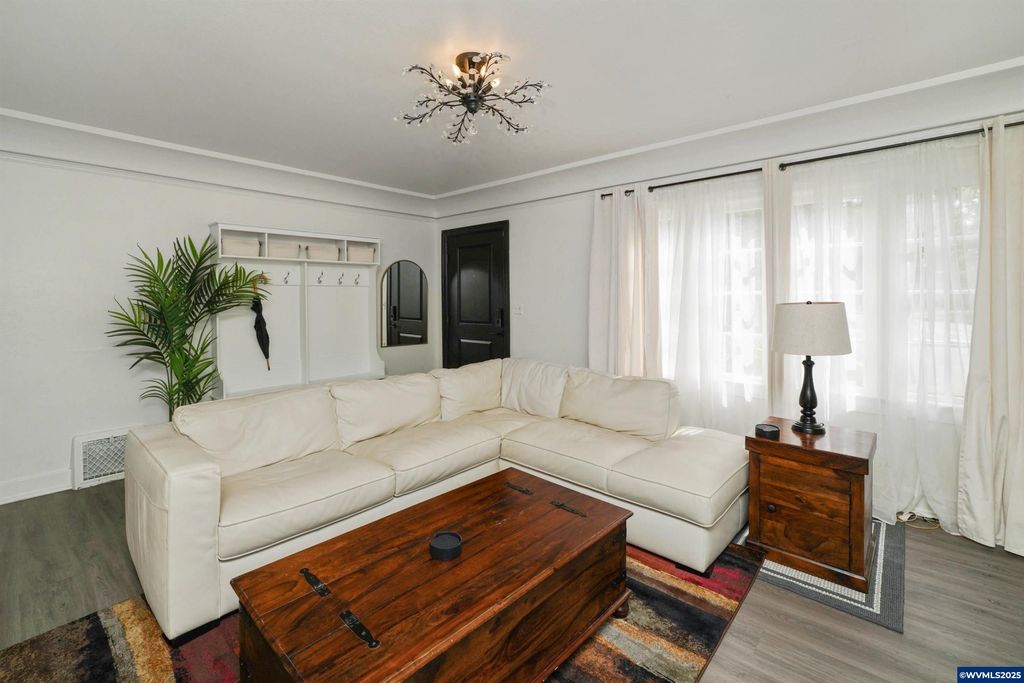 Image 7 of property listing at 1515 19th St NE, Salem, OR 97301