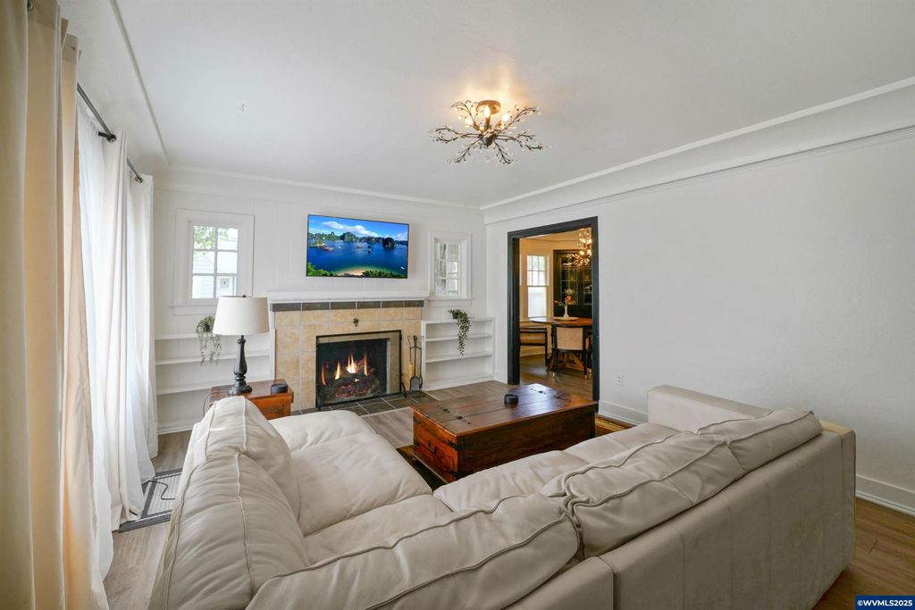 Image 8 of property listing at 1515 19th St NE, Salem, OR 97301