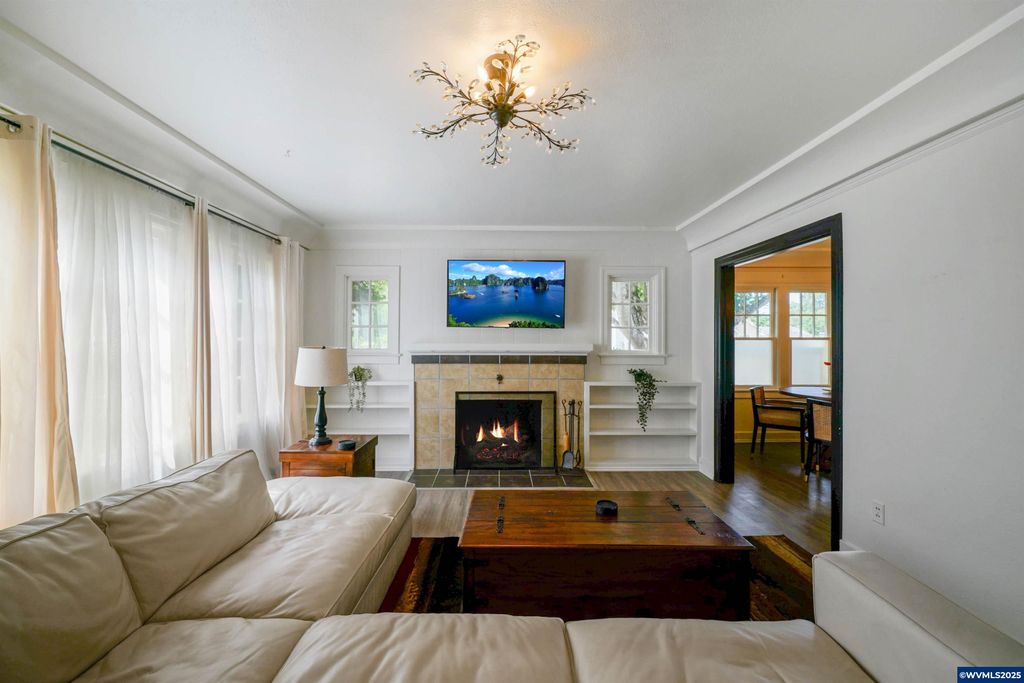 Image 9 of property listing at 1515 19th St NE, Salem, OR 97301