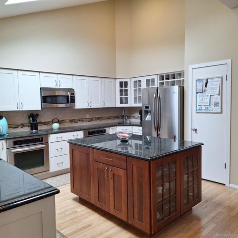 7 Clay Pit Road, Remsenburg, NY 11960