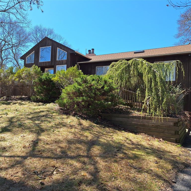 7 Clay Pit Road, Remsenburg, NY 11960