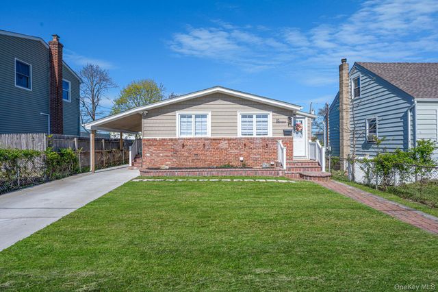 16 Riviera Parkway, Lindenhurst, NY 11757