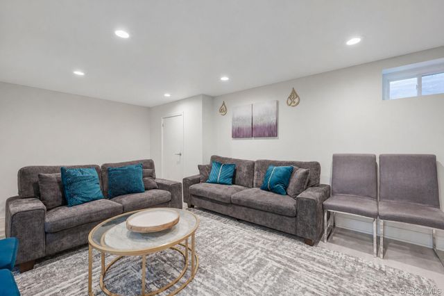 16 Riviera Parkway, Lindenhurst, NY 11757