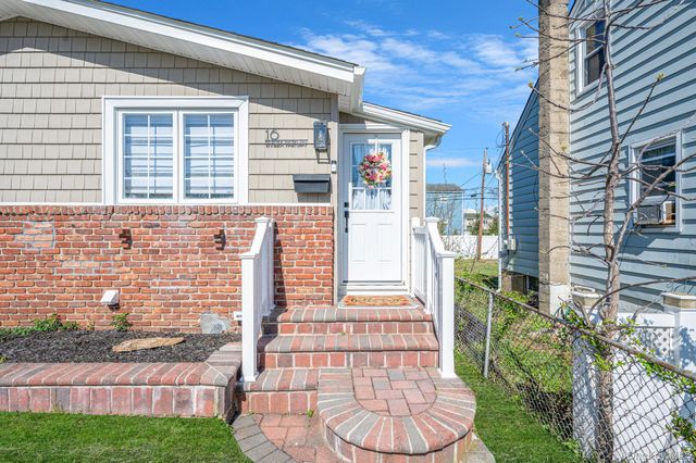 16 Riviera Parkway, Lindenhurst, NY 11757