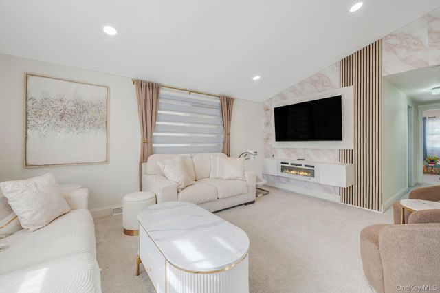 16 Riviera Parkway, Lindenhurst, NY 11757